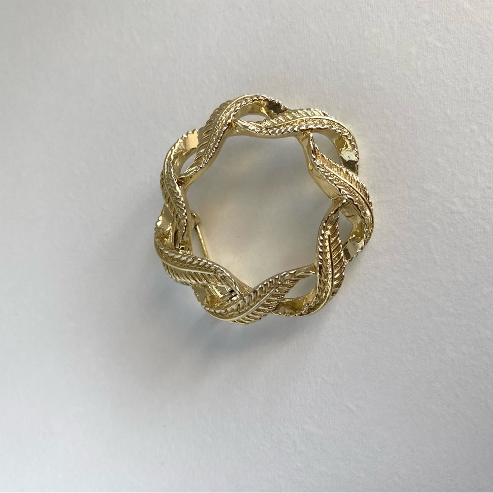 Vintage Gerry's Wreath Filigree Gold Tone Signed Brooch - Picture 2 of 7